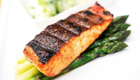 تندوري سمك السلمون النرويجي مع الهليون المشوي