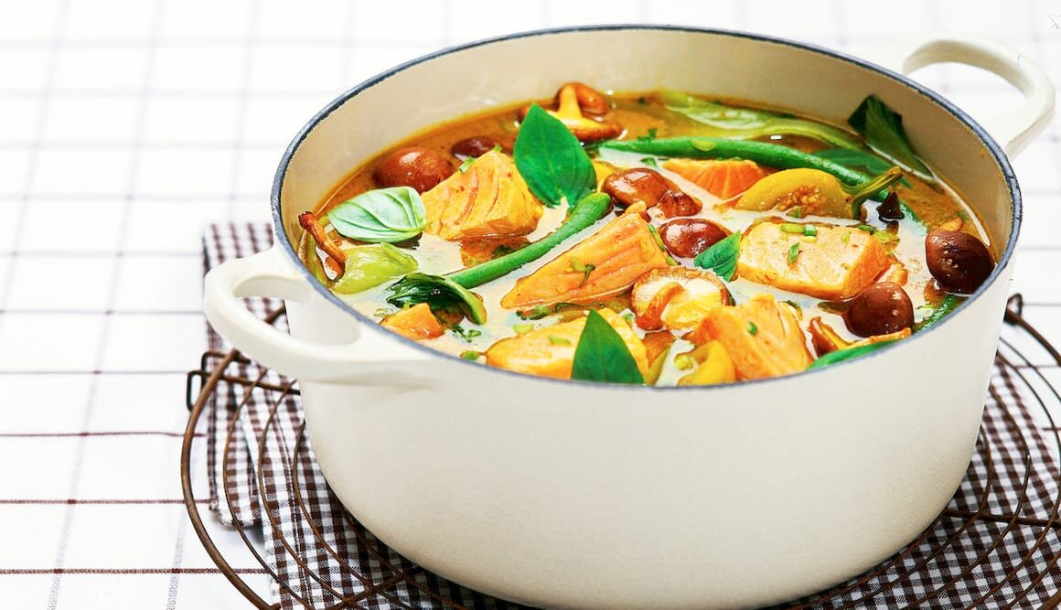 سمك السلمون النرويجي مع جوز الهند والكاري