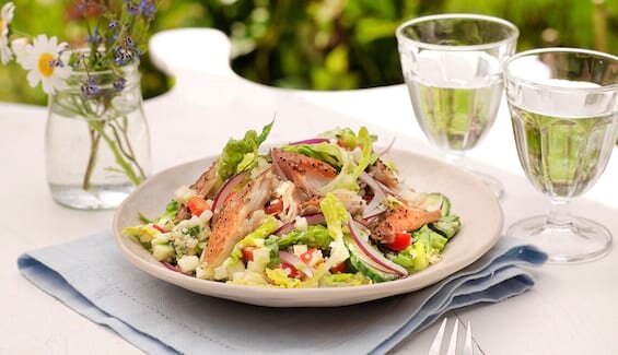 سلطة الكينوا مع سمك الماكريل النرويجي المدخن بالفلفل