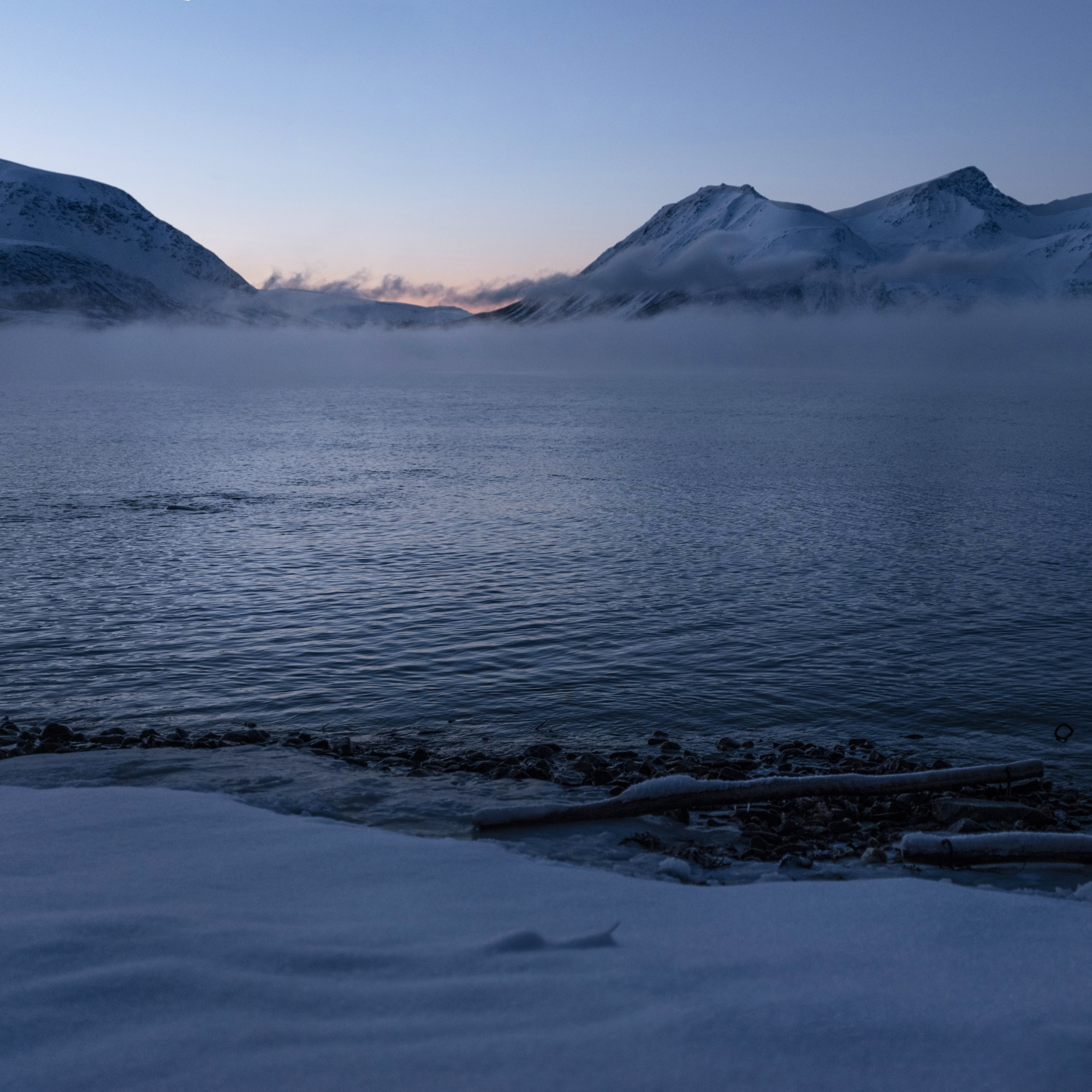 أضواء شمالية فوق الجبال