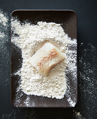 يقلى فيليه سمك الفحم في مزيج الدقيق