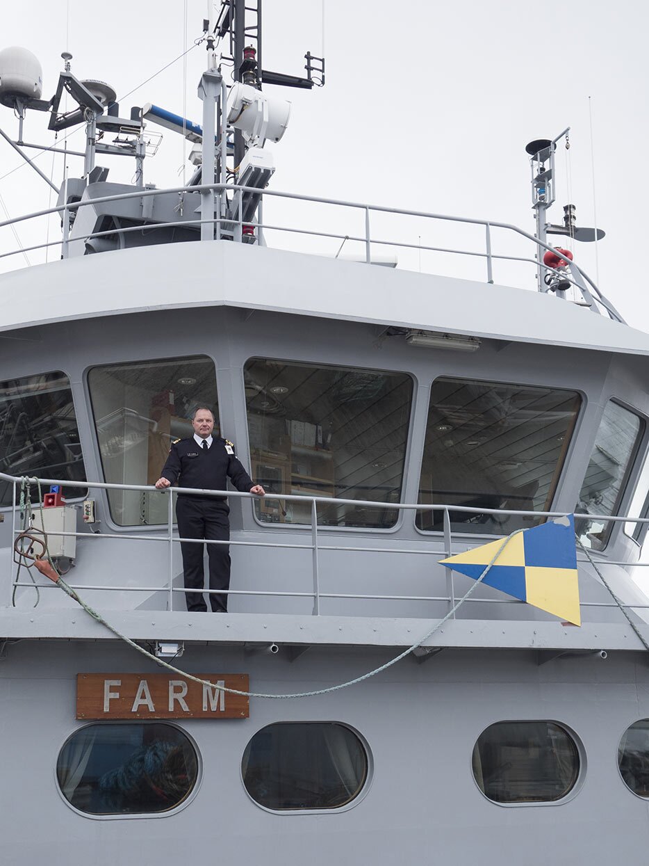 القائد على سفينة خفر السواحل