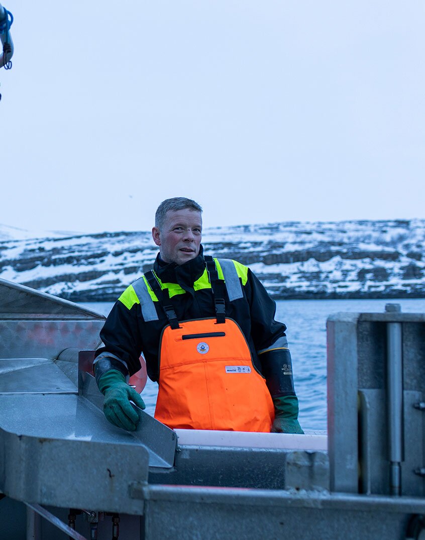 صياد على متن قارب